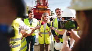 La consejera Paloma Martín visita las obras de las primeras promociones del Plan Vive en Alcorcón La consejera atendiendo a los medios en su visita a las obras