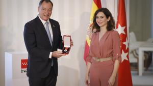 Díaz Ayuso entrega la Medalla de Plata de la Comunidad a López Alegría: “Ha servido de inspiración para muchos niños al ser el primer astronauta espa La presidenta entregando la medalla a López Alegría