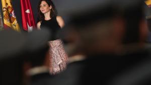 Isabel Díaz Ayuso escuchando el himno nacional de España