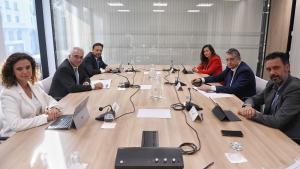El consejero Carlos Izquierdo con los demás asistentes a la reunión