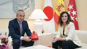 La presidenta sentada en la reunión con el embajador