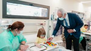 La Comunidad de Madrid estrena el nuevo Hospital de Día de Nefrología Infantil del Gregorio Marañón El consejero conversa con una paciente del hospital