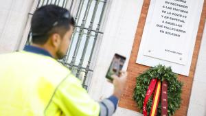 La placa en homenaje a las víctimas y la corona