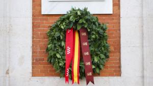 La placa en homenaje a las víctimas y la corona