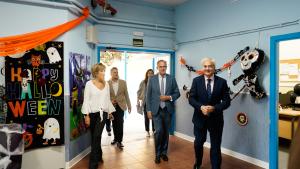 La Comunidad de Madrid acerca las representaciones del Teatro Real a más de 500.000 alumnos de Infantil y Primaria El vicepresidente durante su llegada al instituto