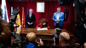Díaz Ayuso reconoce en Galicia la figura de Isabel Zendal: “Las administraciones estamos en deuda con personas que han aportado tanto a la humanidad” La presidenta firmando el libro de visitas en Ordes, Galicia