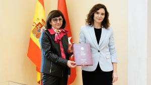 La presidenta junto a la representante de la institución recibiendo la memoria