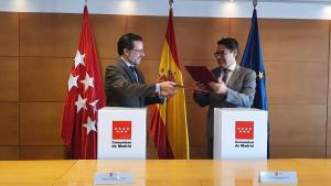 El consejero Lasquetty durante la firma del respaldo