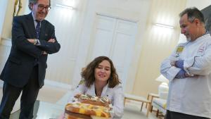 La presidenta viendo la rosca de la Almudena