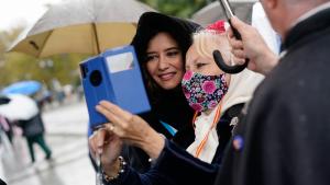 La presidenta junto a visitantes de la celebración