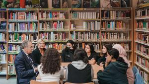 La Comunidad de Madrid inicia una campaña informativa de concienciación sobre la salud socioemocional de los escolares El consejero Enrique Ossorio con los escolares