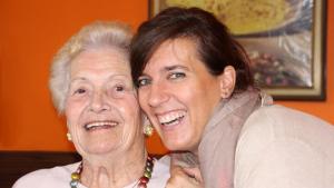 Mujer mayor y joven sonriendo