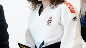 La presidenta se ríe vestida con el kimono y el cinturón negro