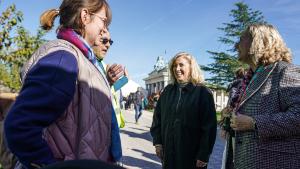La Comunidad de Madrid premia el compromiso con los derechos de los niños en el Día Universal de la Infancia Concepción Dancausa conversa con algunos asistentes al acto del Día Mundial de la Infancia