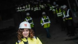 Díaz Ayuso visita las obras de prolongación de la Línea 3 de Metro que permitirá llegar desde Getafe a la Puerta del Sol en media hora y sin transbor La presidenta durante su supervisión de las obras de la Línea 3