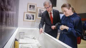 La consejera Marta Rivera observa las piezas