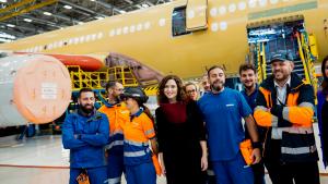 Díaz Ayuso reitera que la Comunidad es la mejor sede para la Agencia Espacial y pide al Gobierno central que abandone su “política de regate corto” La presidenta con algunos trabajadores de Airbur