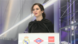 La presidenta interviniendo en el atril