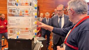 El consejero en el acto