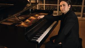El pianista Francisco Fierro frente al piano