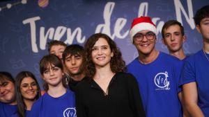 La presidenta con los niños del coro que la recibieron en el tren