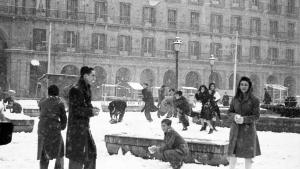 Foto en blanco y negro de niños jugando en la nieve