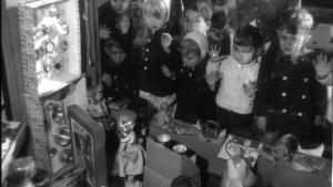 Foto en blanco y negro de niños mirando un escaparate con juguetes