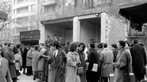 Foto en blanco y negro de gente visitando el mercadillo navideño
