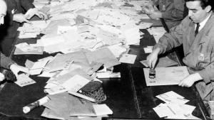 Foto en blanco y negro con correo y postales navideñas