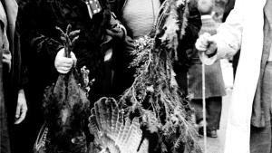 Foto en blanco y negro de señoras con pavos en Navidad