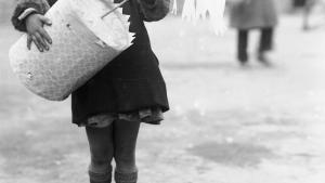 Foto en blanco y negro de una niña con una zambomba