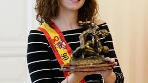 La presidenta muestra la placa