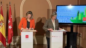 La consejera junto al responsable de CAFMadrid firmando el acuerdo