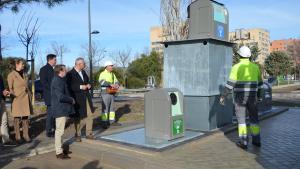 La Comunidad de Madrid dota a una treintena de calles de Tres Cantos de islas ecológicas para el tratamiento de residuos urbanos Las basuras soterradas