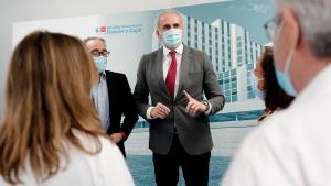 El consejero Enrique Escudero conversa con los sanitarios