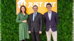 El consejero Javier Lasquetty con algunos de los representantes de Just Eat
