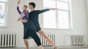 Una bailarina y un bailarín durante un ensayo