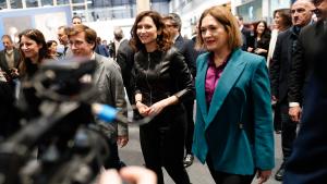 Díaz Ayuso asegura que Madrid es la región de la que más se habla fuera de nuestras fronteras: “Quizá el sitio más completo del mundo” La presidenta Ayuso y la consejera Marta Rivera