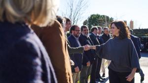 La presidenta saludando a los vecinos de Brunete