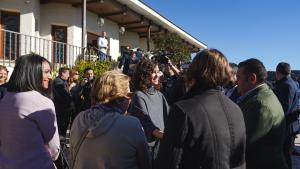 La presidenta saludando a los vecinos de Brunete