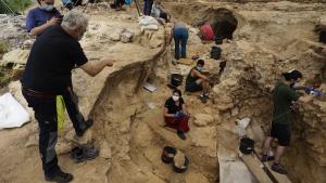 Investigadores en el santuario de Pinilla del Valle 