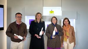 La Comunidad espera que la UE reconozca esta primavera al aceite de Madrid como Denominación de Origen Protegida Las consejeras mostrando un aceite