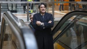 David Pérez sube en una escalera mecánica en el intercambiador de Plaza de Castilla