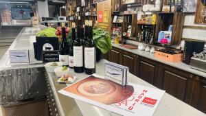 Una mesa con productos