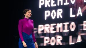 Díaz Ayuso garantiza el cuidado de la Tauromaquia: “Madrid es taurina. Porque es libre, alegre y culta y porque es España” La presidenta llegando al escenario