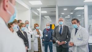 La Comunidad de Madrid estrena en el Hospital 12 de Octubre un Centro de Oncología Experimental con seis laboratorios dedicados en exclusiva a la investigación El consejero Enrique Ruiz durante su visita al hospital