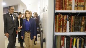 Los consejeros visitando la biblioteca