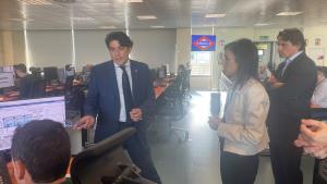 El consejero recorriendo las instalaciones