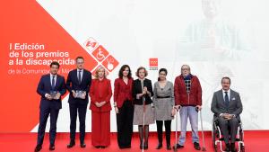 Díaz Ayuso anuncia la creación de 1.600 nuevas plazas de atención especializada y gratuita para personas con discapacidad en 2023 La presidenta acompañada de los galardonados
