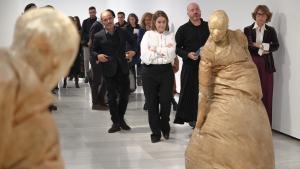 La Comunidad de Madrid rinde homenaje al artista Juan Muñoz con una exposición que conmemora el 70 aniversario de su nacimiento La consejera durante la presentación de la exposición